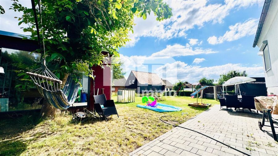 Kernsaniertes Einfamilienhaus mit Doppelgarage, großem Garten und Home-Office-Oase - Terrasse / Großer angelegter Gartenbereich